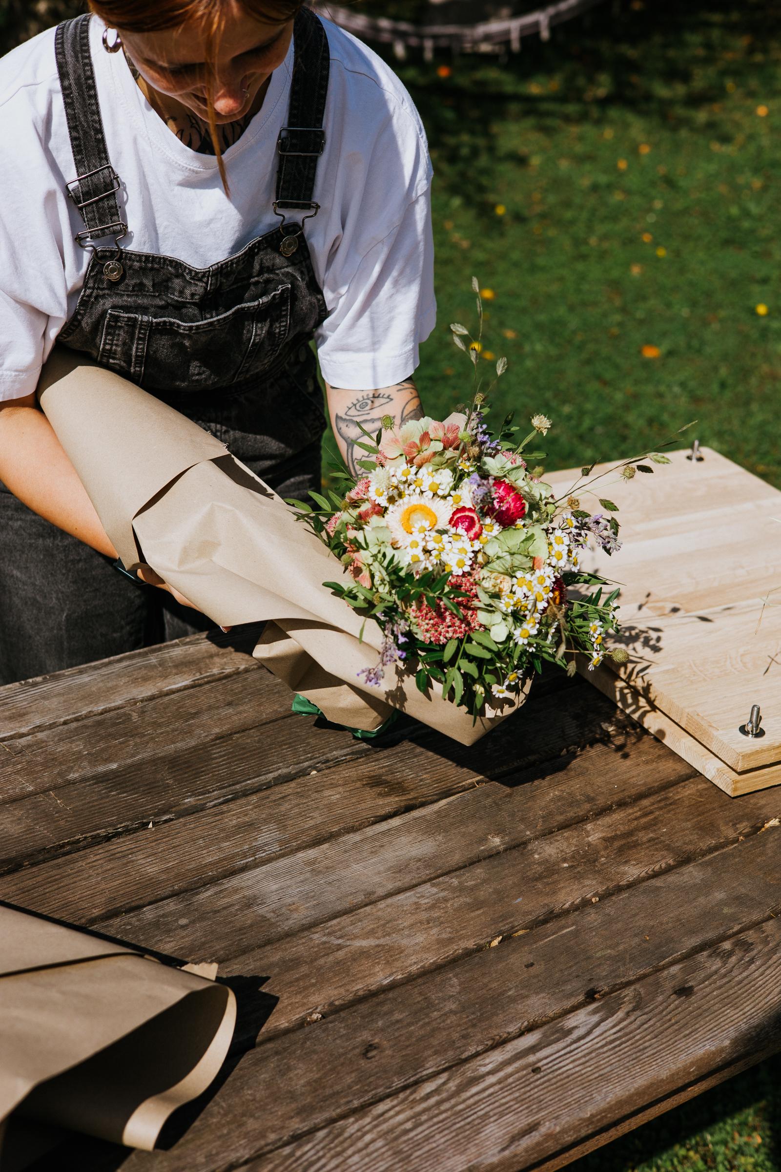 Strauß wird eingewickelt