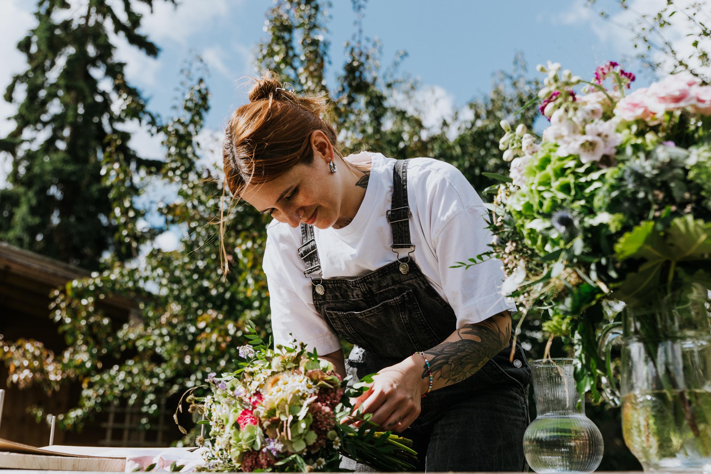 Jenny mit Blumenstrauß